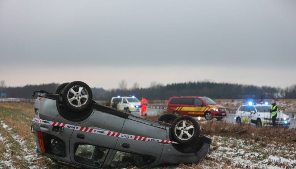 Bil væltet rundt på taget i soloulykke. Det er sket på grund af glat føre, oplyser politiet.