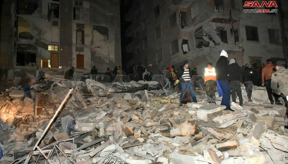 Et billede fra nyhedsbureauet Sana viser en sammenstyrtet bygning i Hama i Syrien.