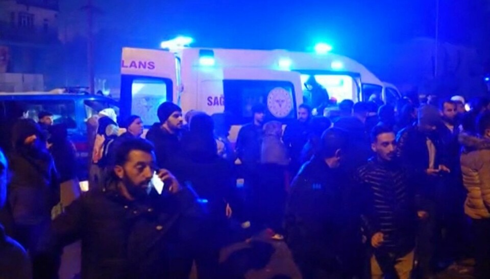 Folk står nær en ambulance, mens der en redningsindsats er i gang, efter at et jordskælv ramte blandt andet Diyarbakir i det sydlige Tyrkiet. Folk står nær en ambulance, mens der en redningsindsats er i gang, efter at et jordskælv ramte blandt andet Diyarbakir i det sydlige Tyrkiet.