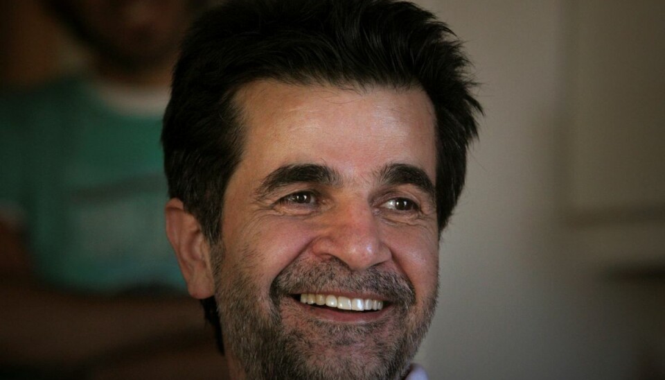Den iranske filminstruktør Jafar Panahi smilende i sit hjem i 2010. Dengang lige efter han var blevet løsladt efter en fængselsdom. Han regnes som en af Irans vigtigste filminstruktører og er en torn i øjet på det religiøse regime. Den iranske filminstruktør Jafar Panahi smilende i sit hjem i 2010. Dengang lige efter han var blevet løsladt efter en fængselsdom. Han regnes som en af Irans vigtigste filminstruktører og er en torn i øjet på det religiøse regime.