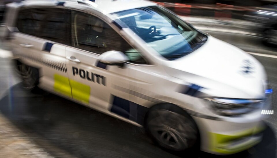 Politiet finder en machete og halvautomatiske pistoler hos familie.