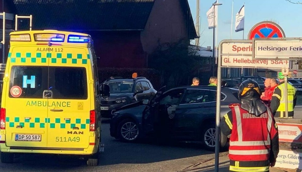 Ambulance til stede ved trafikulykke i Helsingør.