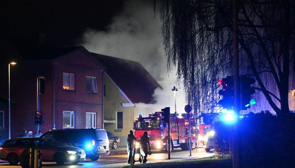 En mand døde efter en brand i en bygning mandag aften. En mand døde efter en brand i en bygning mandag aften.