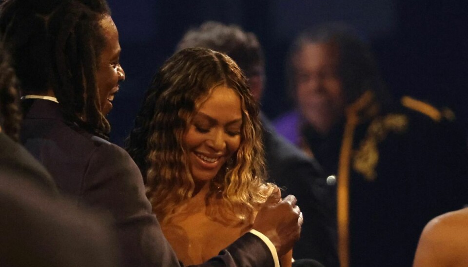 Beyoncé bliver her lykønsket af sin mand, Jay-Z, under den 65. udgave af Grammy-uddelingen i Los Angeles i Californien.