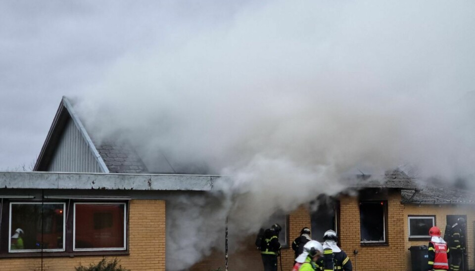 Den tykke røg fra branden bliver af blæsten ført ind over Rinkenæs.