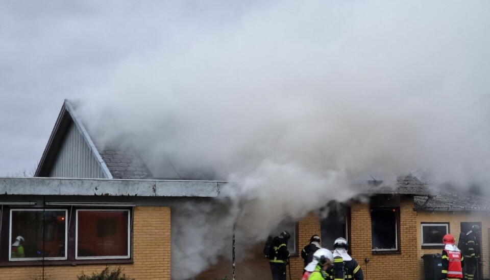Den tykke røg fra branden bliver af blæsten ført ind over Rinkenæs. Den tykke røg fra branden bliver af blæsten ført ind over Rinkenæs.