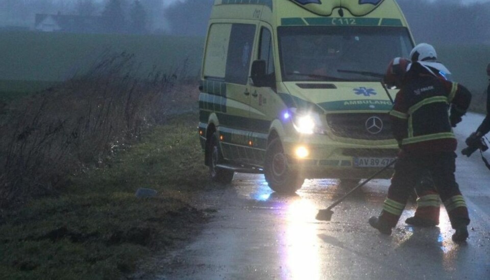 Den yngre mand blev kørt med ambulance til kontrol. Den yngre mand blev kørt med ambulance til kontrol.