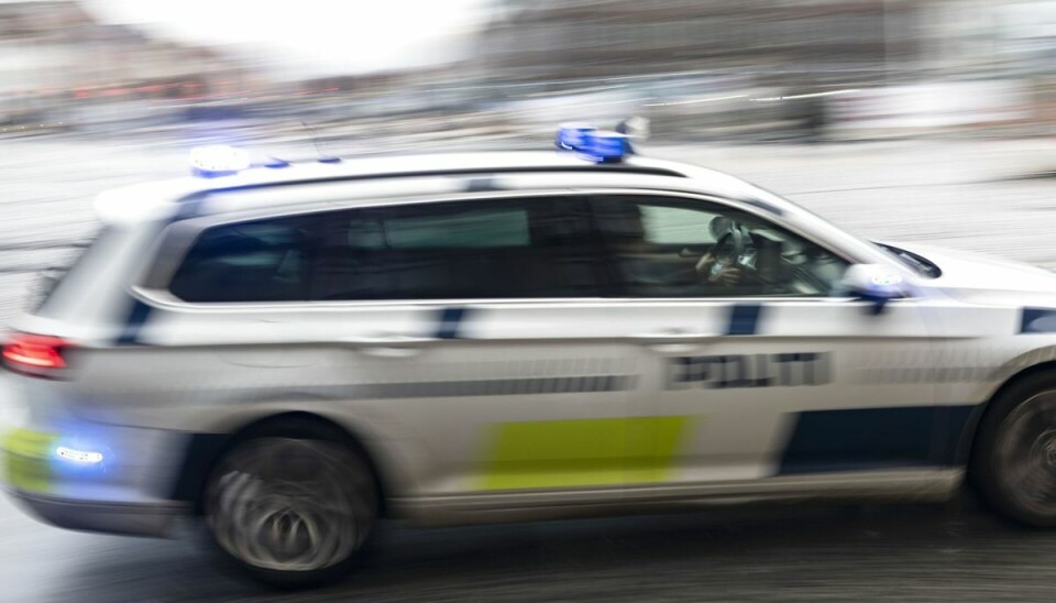 Blotteren beskrives ifølge politiet som slank af bygning, lys i huden, 180-190 centimeter høj og cirka 20-25 år gammel. (Modelfoto) Blotteren beskrives ifølge politiet som slank af bygning, lys i huden, 180-190 centimeter høj og cirka 20-25 år gammel. (Modelfoto)