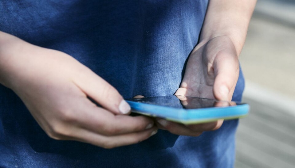 Det varer nok lidt, inden han får lov at lege med mobilen en anden gang. Det varer nok lidt, inden han får lov at lege med mobilen en anden gang.