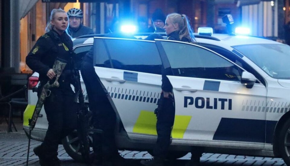 Mandens luftgevær blev taget med af politiet. Mandens luftgevær blev taget med af politiet.