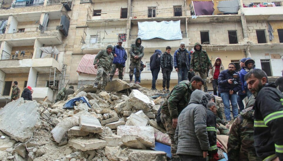 Syriske soldater forsøger at finde personer i sammenstyrtede bygninger.