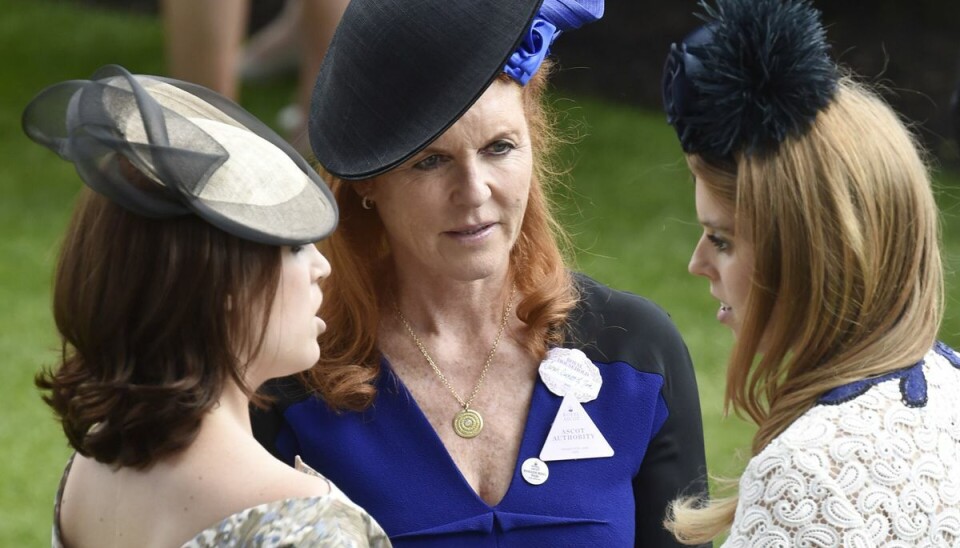 Sarah Ferguson, i midten, ses her sammen med sine to døtre, prinsesse Eugenie (tv) og prinsesse Beatrice.