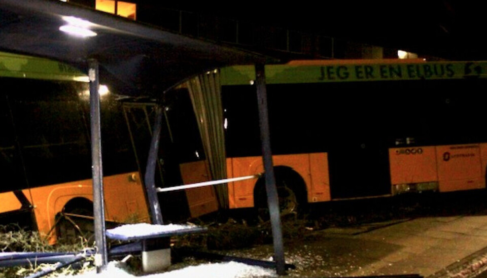 Bussen torpederede et busskur. Bussen torpederede et busskur.