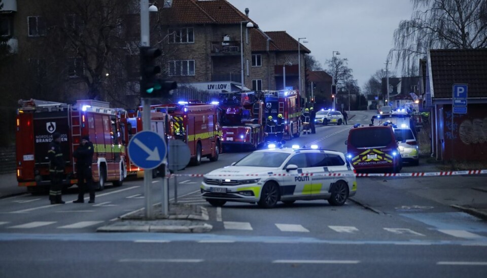 Beboere i tre opgange er blevet evakueret. Årsagen til røgudviklingen er ukendt.