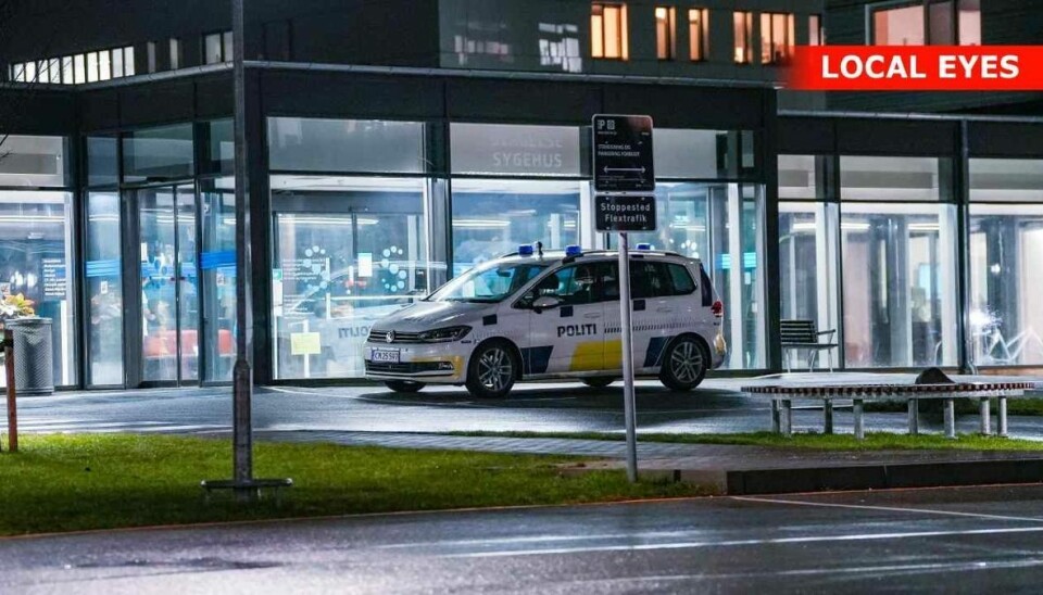 Barnet kom til verden sent lørdag eftermiddag og umiddelbart efter bortført.