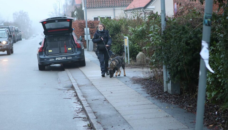 Politiet til stede i nærheden af lejligheden, hvor kvinden blev fundet død. Politiet til stede i nærheden af lejligheden, hvor kvinden blev fundet død.