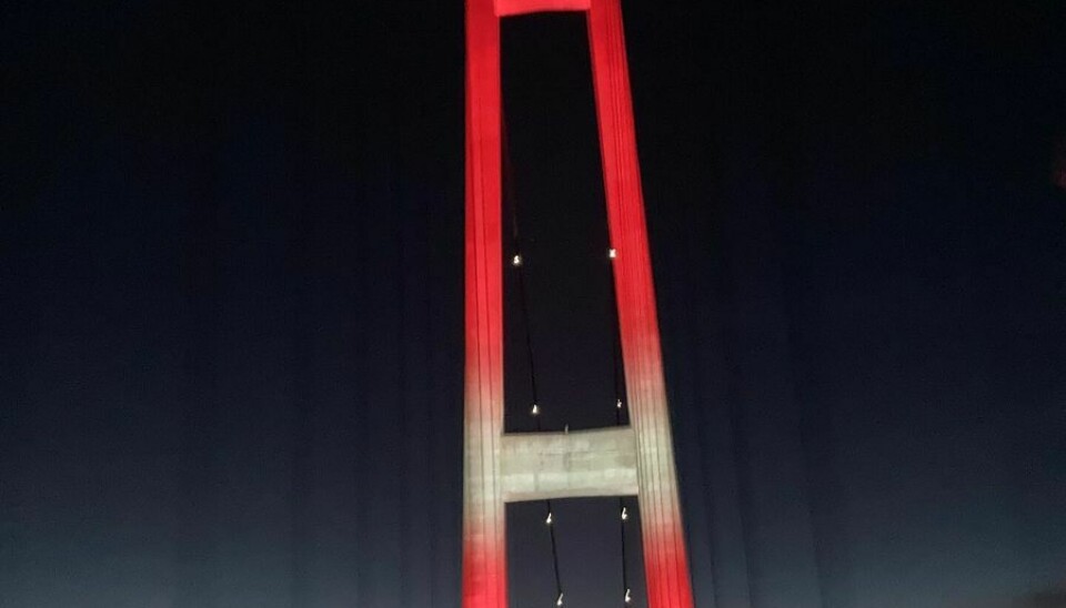 Storebæltsbroen oplyst i rødt og hvidt på en aften hvor de danske håndboldherrerne spillede sig i VM finalen for 3. gang i træk. Nu er broen lukket for vindfølsomme køretøjer.