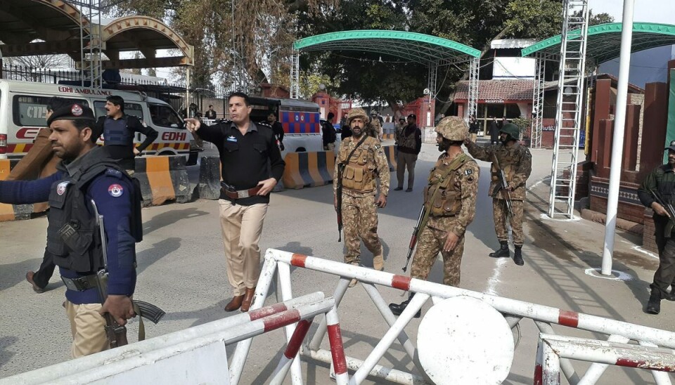 Pakistanske politifolk og soldater gør plads for ambulancer nær en moské i byen Peshawar, hvor en kraftig bombe under eftermiddagsbøn har krævet ofre. Pakistanske politifolk og soldater gør plads for ambulancer nær en moské i byen Peshawar, hvor en kraftig bombe under eftermiddagsbøn har krævet ofre.