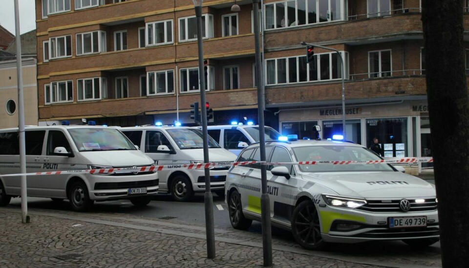 Politiet har siden klokken 13 søndag været meget synlige i gadebilledet i Aalborg.