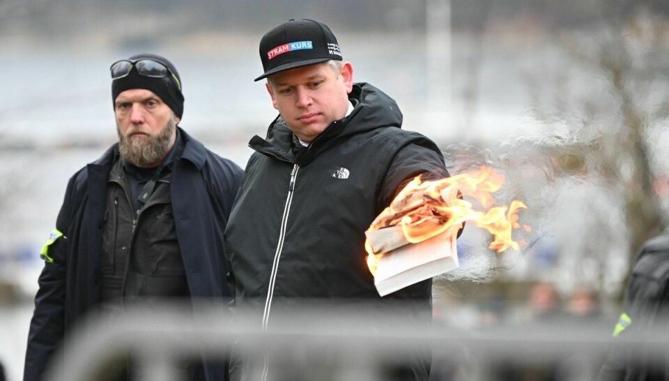 Rasmus Paludan brænder et eksemplar af muslimernes hellige bog koranen af i nærheden af Tyrkiets ambassade i Sverige.