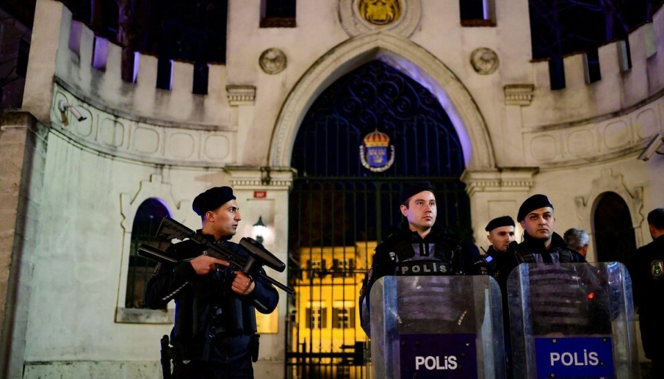 Politiet beskytter det svenske konsulat efter afbrændingerne af koranen i Sverige og Danmark.