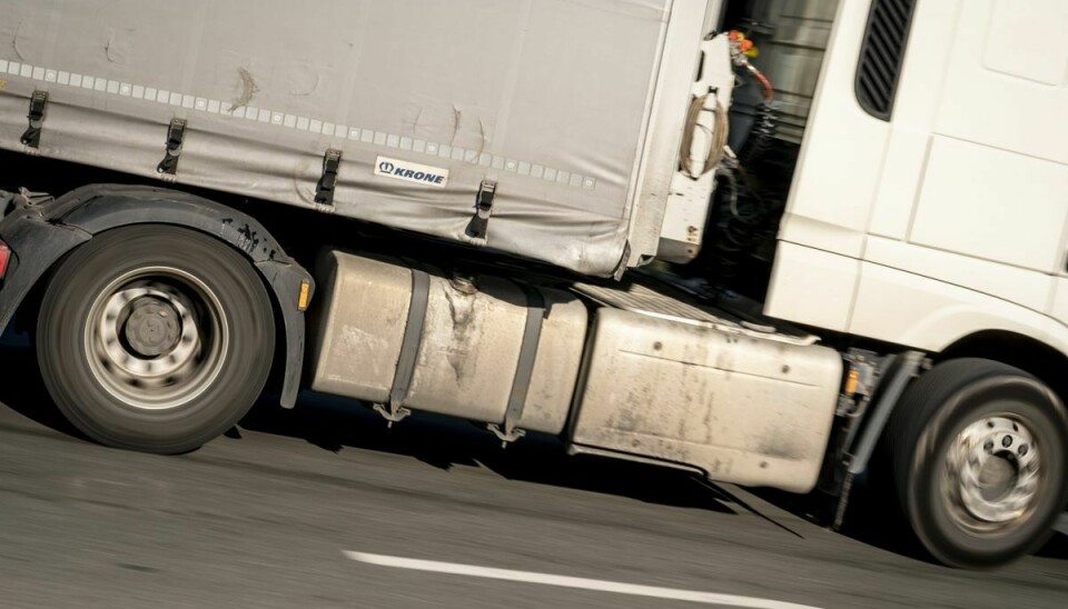 En lastbil er braget ind i autoværnet på motorvejen. (Arkivfoto).