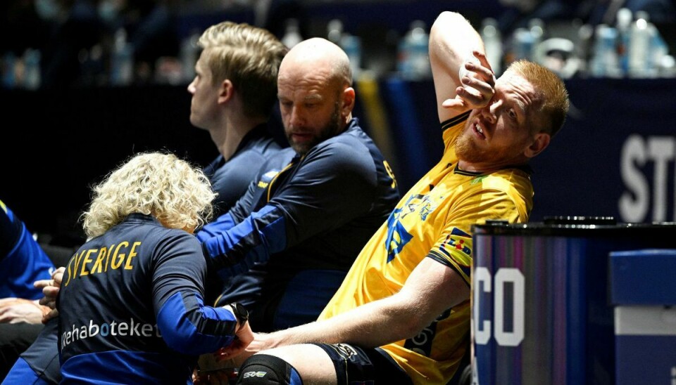Jim Gottfridsson vred sig i smerter, da han blev behandlet på bænken under onsdagens kvartfinale mod Egypten.