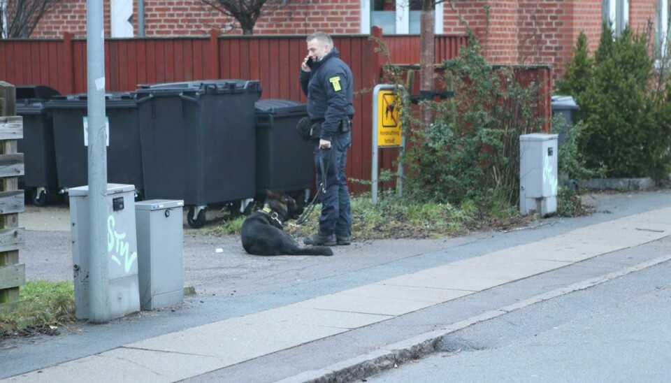 Politiet ved lejligheden i Roskilde torsdag.