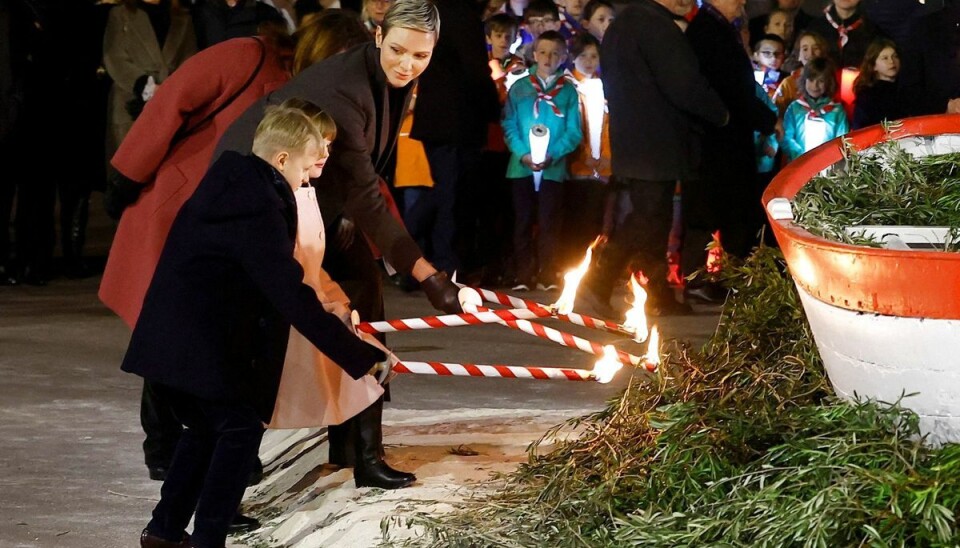 Fyrstinden og tvillingerne gør klar til at antænde fiskerbåden, der symboliserer den båd, hvori Dévotes krop blev stedt til hvile efter hendes død.