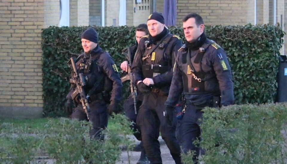Bevæbnede betjente slog til og anholdt de to mistænkte mænd. Bevæbnede betjente slog til og anholdt de to mistænkte mænd.