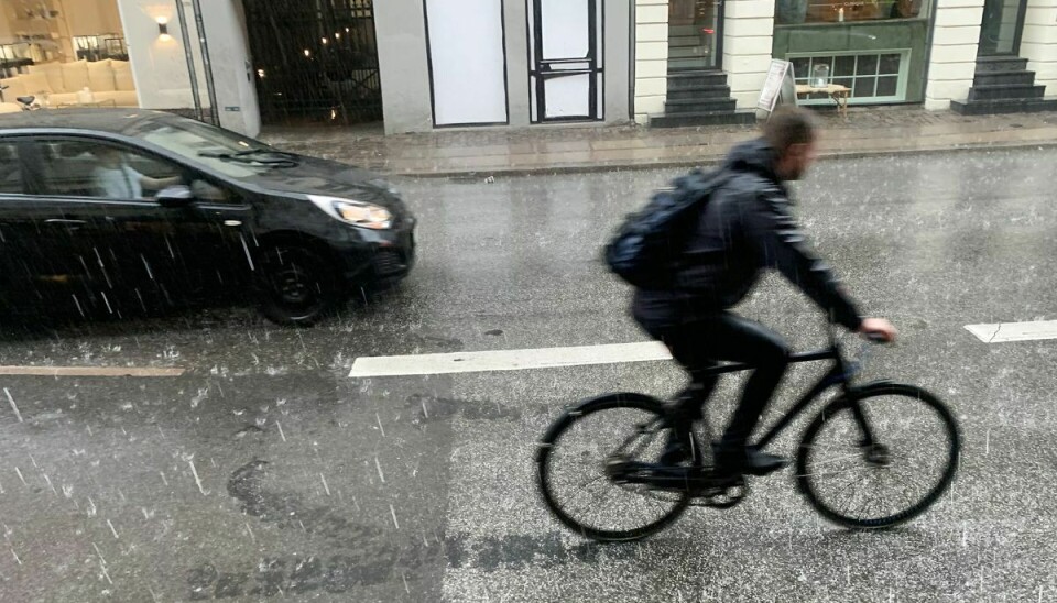 Tirsdagen byder både på regn og klart, tørt vejr, og Danmark er delt i to.