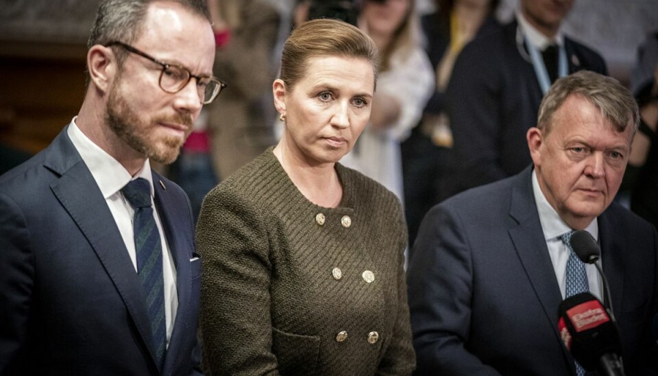 Statsminister Mette Frederiksen (S), forsvarsminister Jakob Ellemann-Jensen (V) og udenrigsminister Lars Løkke Rasmussen (M) stiller op til doorstep foran Folketingssalen efter mødet i Folketingssalen torsdag den 17. januar 2023.. (Foto: )Mads Claus Rasmussen/Ritzau Scanpix Statsminister Mette Frederiksen (S), forsvarsminister Jakob Ellemann-Jensen (V) og udenrigsminister Lars Løkke Rasmussen (M) stiller op til doorstep foran Folketingssalen efter mødet i Folketingssalen torsdag den 17. januar 2023.. (Foto: Mads Claus Rasmussen/Ritzau Scanpix)