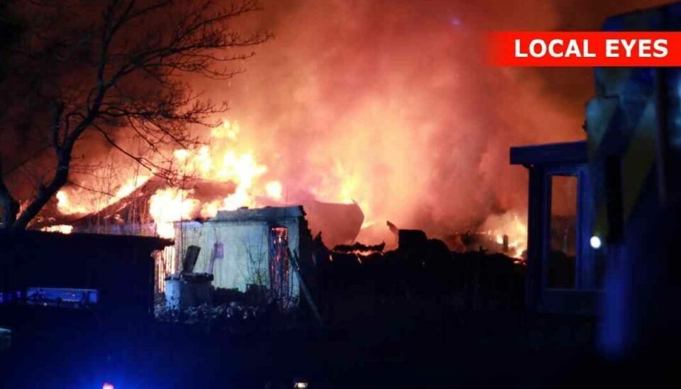 Tre af de fire længer på gården er brændt helt ned. Den fjerde længe - hovedhuset - er det lykkedes at redde noget af.