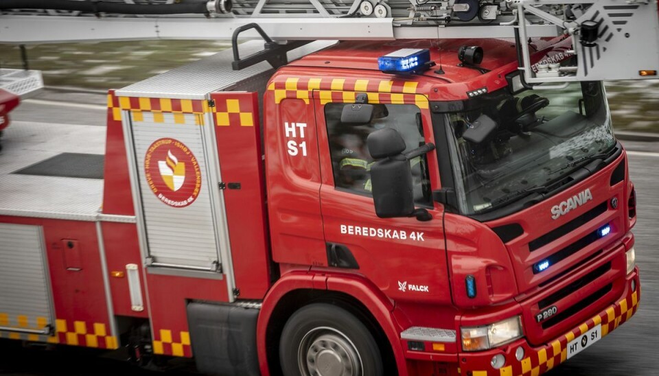 To politifolk fik et dårligt gående par ud af bygningen. To politifolk fik et dårligt gående par ud af bygningen.