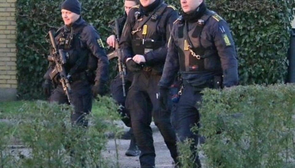 Betjente med store skydevåben i rækkehuskvarteret syd for Holbæk.