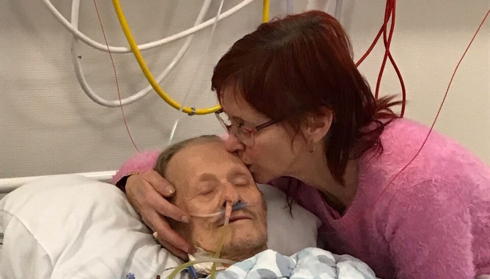 Hver aften besøger hun sin mand på hospitalet. Hver aften besøger hun sin mand på hospitalet.