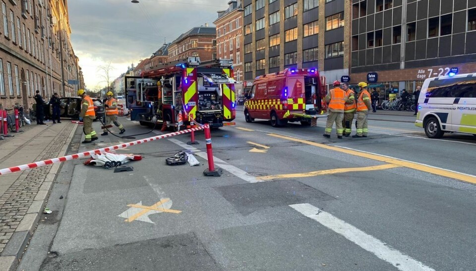 Det gik voldsomt for sig, da biljagten endte med en påkørsel. Det gik voldsomt for sig, da biljagten endte med en påkørsel.