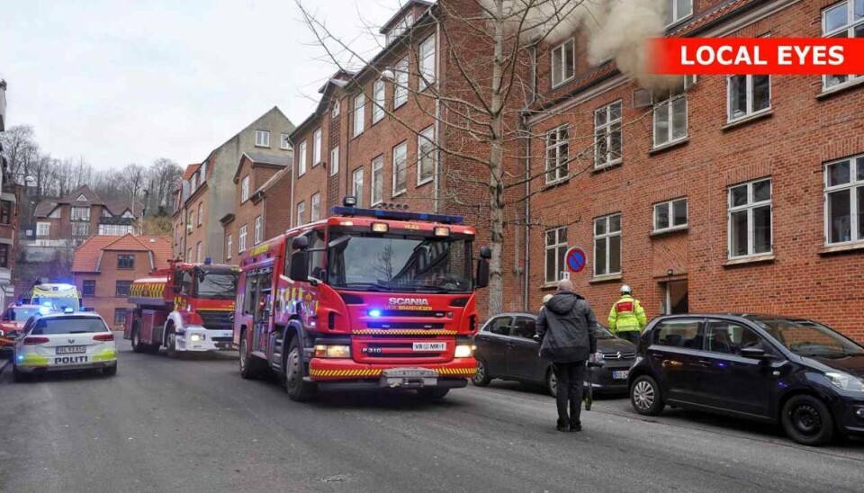 Politi ot brandvæsen er til stede.