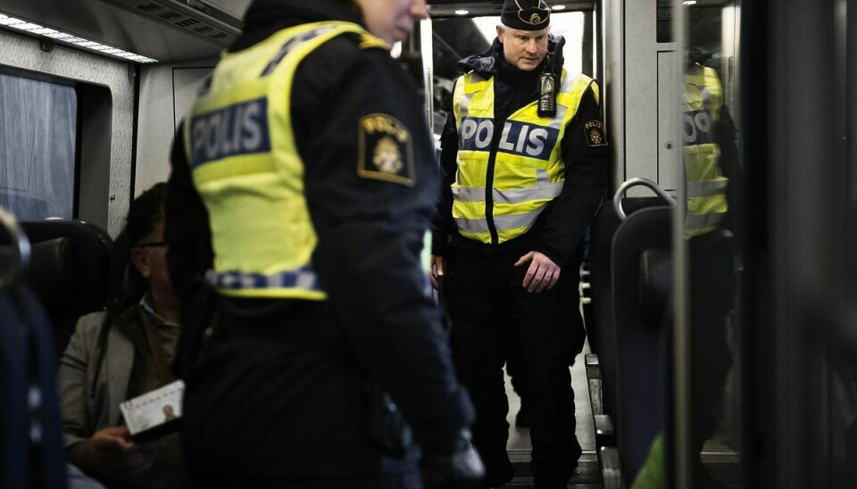 Betjente i Oslo måtte tidligt tirsdag morgen tage strømvåben i brug mod en mand, der truede dem med en hammer.