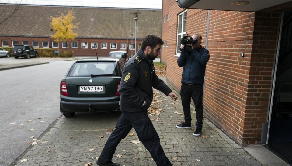 En betjent er på vej ind på gerningsstedet i Aabenraa, hvor en far dræbte sig hustru og to børn. Ligene anbragte han i hjemmets dybfryser. En betjent er på vej ind på gerningsstedet i Aabenraa, hvor en far dræbte sig hustru og to børn. Ligene anbragte han i hjemmets dybfryser.