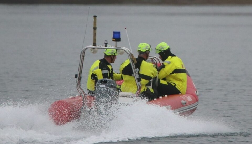 En person er fundet død i vandet ved havn.