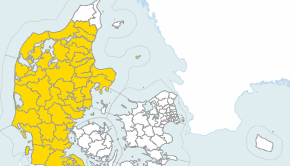 Det er i de gule områder i Jylland, hvor tågen fredag morgen ligger som et tykt lag.
