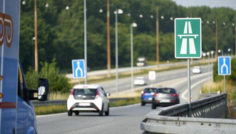 Danske bilister har i 2022 sænket farten på motorvejene for at spare penge på benzin. De højeste hastigheder på motorvejene brænder nemlig mere benzin af end lavere hastigheder. (Arkivfoto).