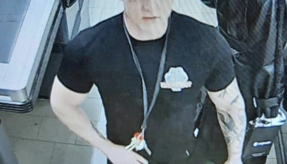 Du bør ikke kontakte manden på billedet, hvis du ser ham, men i stedet kontakte politiet. Du bør ikke kontakte manden på billedet, hvis du ser ham, men i stedet kontakte politiet.
