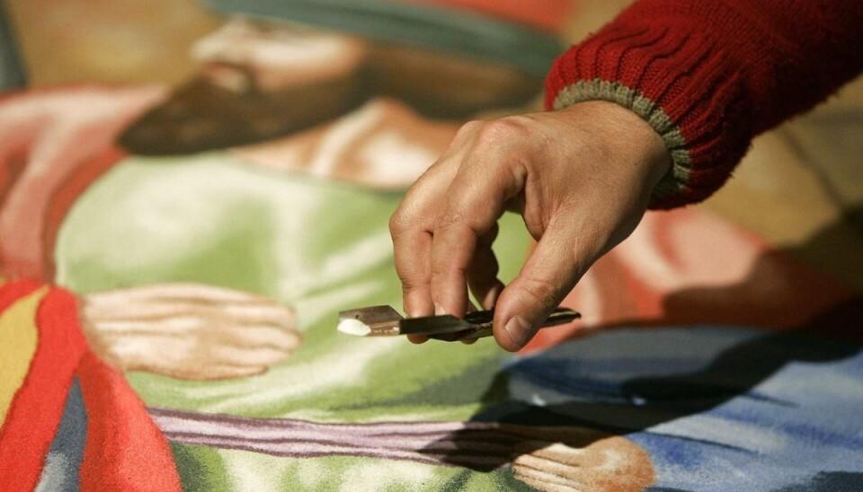 Her bliver et maleri til, som er baseret på den danske kunstners værker. Her bliver et maleri til, som er baseret på den danske kunstners værker.