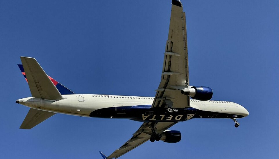 Delta flyet var ved at lette, da et stort passagerfly fra American Airlines krydsede ind over startbanen.