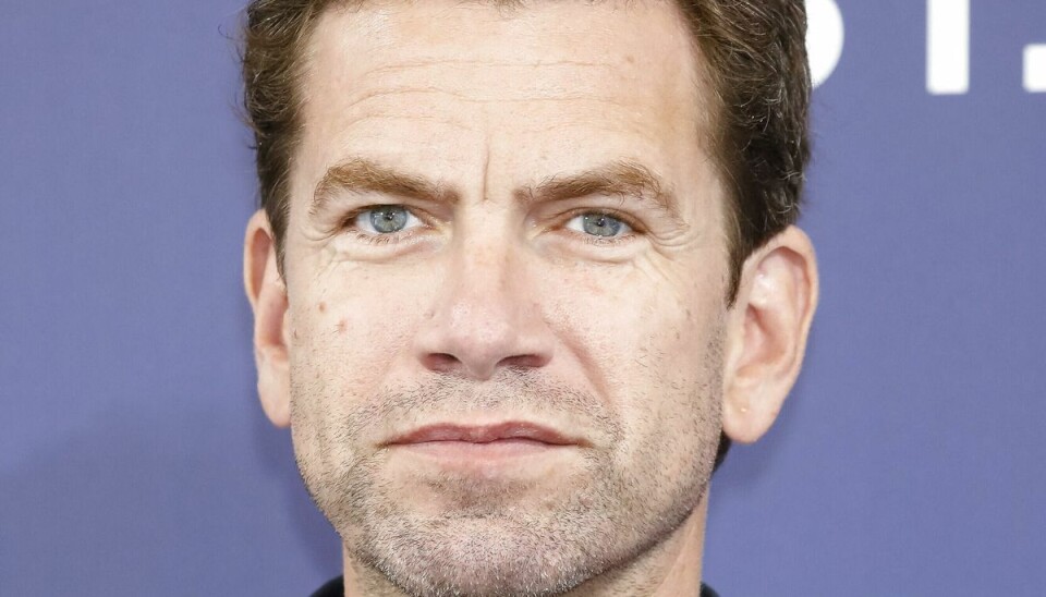 'Agent' centrerer sig om Joe, spillet af Esben Smed, der er agent i underholdningsbranchen. En lang række celebre ansigter laver såkaldte cameos i serien, hvor de spiller karikerede udgaver af sig selv. Blandt andre X Factor-veteranen Thomas Blachman, tidligere statsminister Helle Thorning-Schmidt og udenrigsminister Lars Løkke Rasmussen. (Arkivfoto). 'Agent' centrerer sig om Joe, spillet af Esben Smed, der er agent i underholdningsbranchen. En lang række celebre ansigter laver såkaldte cameos i serien, hvor de spiller karikerede udgaver af sig selv. Blandt andre X Factor-veteranen Thomas Blachman, tidligere statsminister Helle Thorning-Schmidt og udenrigsminister Lars Løkke Rasmussen. (Arkivfoto).