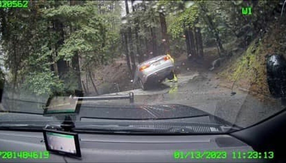 Tre kvinder sad fanget i bilen. Tre kvinder sad fanget i bilen.