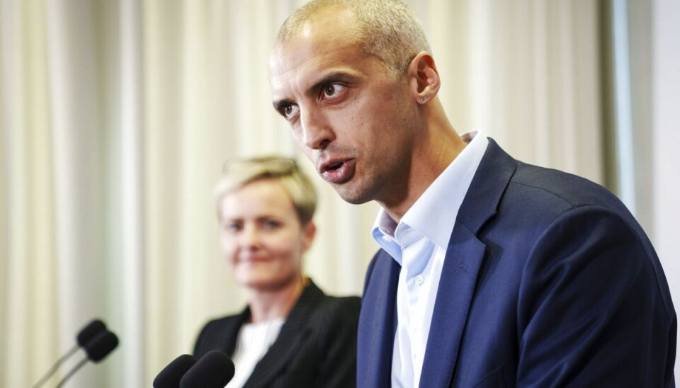 Mattias Tesfaye (S) overtog i december posten som børne- og undervisningsminister fra Pernille Rosenkrantz-Theil (S). Her ses de sammen til overdragelsesceremonien i Børne- og Undervisningsministeriet. (Arkivfoto).