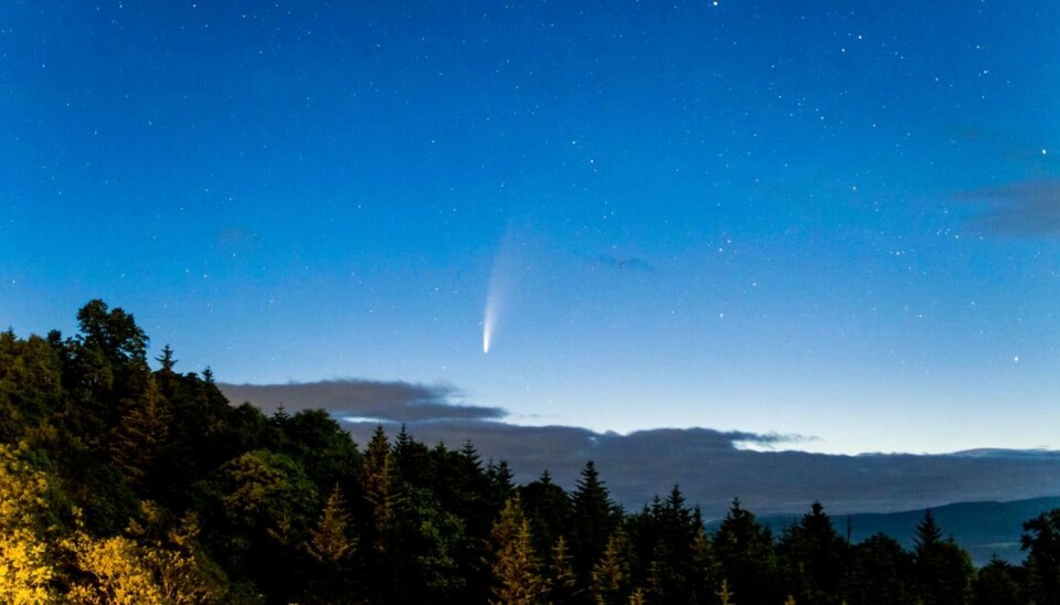 Her er det kometen Neowise, som er fotograferet fra et observatorium.